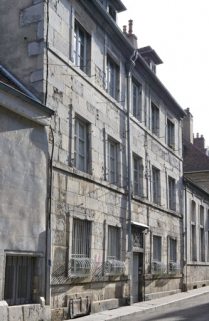 Vue d'ensemble du logis principal sur rue, de trois quarts gauche. © Région Bourgogne-Franche-Comté, Inventaire du Patrimoine