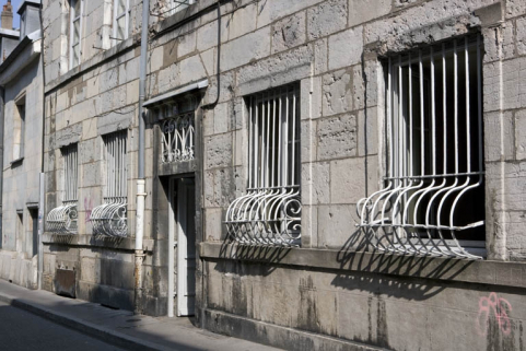 Façade sur rue : détail du rez-de-chaussée, de trois quarts droit. © Région Bourgogne-Franche-Comté, Inventaire du Patrimoine