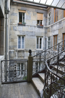 Façades sur cour du logis depuis l'escalier à cage ouverte. © Région Bourgogne-Franche-Comté, Inventaire du Patrimoine