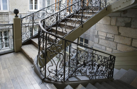 Détail de la rampe en fer forgé de l'escalier à cage ouverte. © Région Bourgogne-Franche-Comté, Inventaire du Patrimoine
