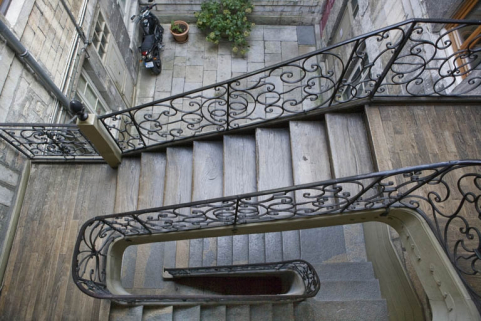 Vue en plongée de l'intérieur de l'escalier à cage ouverte. © Région Bourgogne-Franche-Comté, Inventaire du Patrimoine