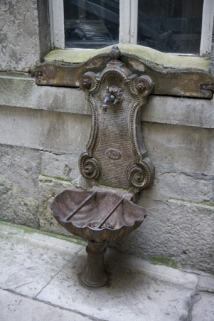 Détail de la borne fontaine située dans la cour. © Région Bourgogne-Franche-Comté, Inventaire du Patrimoine