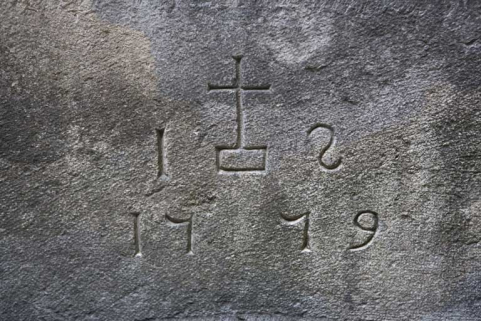 Détail de la date située sur le soupirail de la cave. © Région Bourgogne-Franche-Comté, Inventaire du Patrimoine