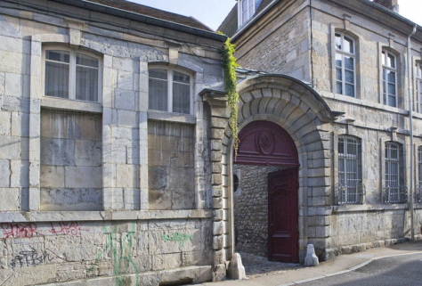 Détail du portail d'entrée, de trois quarts gauche. © Région Bourgogne-Franche-Comté, Inventaire du Patrimoine