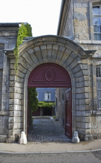 Détail du portail d'entrée et de la cour, de face. © Région Bourgogne-Franche-Comté, Inventaire du Patrimoine