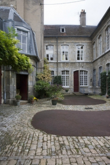 Vue d'ensemble des façades sur cour de l'hôtel. © Région Bourgogne-Franche-Comté, Inventaire du Patrimoine