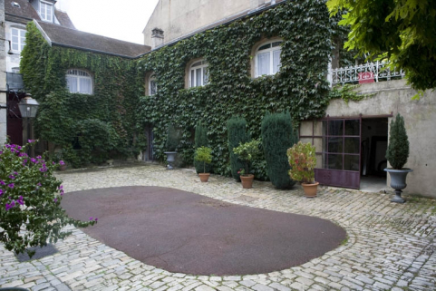 Vue d'ensemble du logis secondaire à l'entrée de la cour. © Région Bourgogne-Franche-Comté, Inventaire du Patrimoine