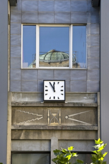 " Traverse " : horloge et décor marquant l'axe central. Le sablier symbolise l'horlogerie, les éclairs l'électricité et le compas la mécanique. © Région Bourgogne-Franche-Comté, Inventaire du patrimoine " Traverse " : horloge et décor marquant l'axe central. Le sablier symbolise l'horlogerie, les éclairs l'électricité et le compas la mécanique. © Région Bourgogne-Franche-Comté, Inventaire du patrimoine