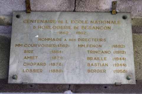 Traverse : plaque apposée à l'occasion du centenaire de l'école. © Région Bourgogne-Franche-Comté, Inventaire du patrimoine Traverse : plaque apposée à l'occasion du centenaire de l'école. © Région Bourgogne-Franche-Comté, Inventaire du patrimoine