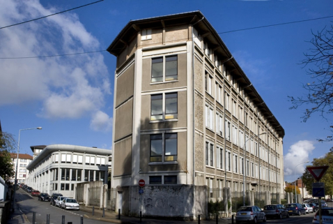 Extrémité de l'aile sud et bâtiment Coste. © Région Bourgogne-Franche-Comté, Inventaire du patrimoine Extrémité de l'aile sud et bâtiment Coste. © Région Bourgogne-Franche-Comté, Inventaire du patrimoine