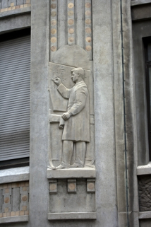 6e bas-relief : l'élève étudiant les mathématiques. © Région Bourgogne-Franche-Comté, Inventaire du patrimoine