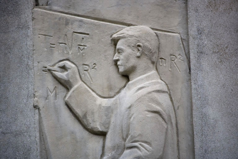 6e bas-relief : l'élève étudiant les mathématiques (détail). © Région Bourgogne-Franche-Comté, Inventaire du patrimoine