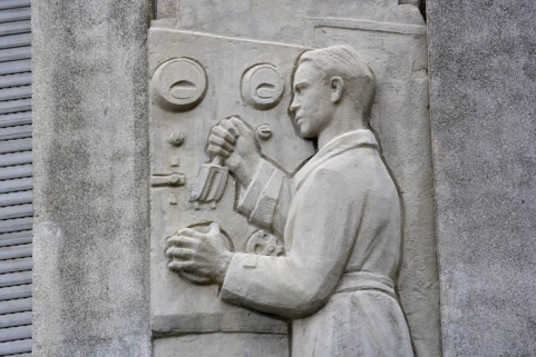 5e bas-relief : l'électricien (détail). © Région Bourgogne-Franche-Comté, Inventaire du patrimoine