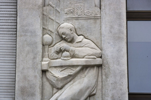 4e bas-relief : le bijoutier (détail). © Région Bourgogne-Franche-Comté, Inventaire du patrimoine