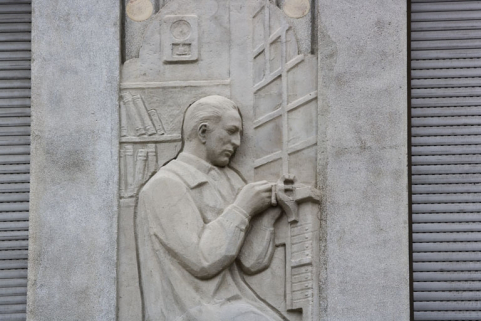 3e bas-relief : l'horloger (détail). © Région Bourgogne-Franche-Comté, Inventaire du patrimoine 3e bas-relief : l'horloger (détail). © Région Bourgogne-Franche-Comté, Inventaire du patrimoine