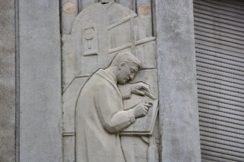 1er bas-relief : l'élève dessinant (détail). © Région Bourgogne-Franche-Comté, Inventaire du patrimoine