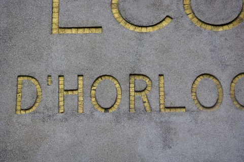 Corps d'entrée : détail de l'inscription. © Région Franche-Comté, Inventaire du patrimoine, ADAGP, 2009 Corps d'entrée : détail de l'inscription. © Région Franche-Comté, Inventaire du patrimoine, ADAGP, 2009