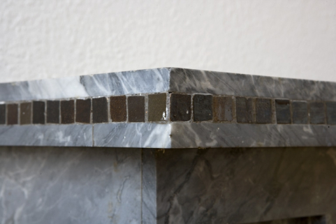 Tesselles incrustées dans la tranche de la tablette, sur un angle. © Région Bourgogne-Franche-Comté, Inventaire du patrimoine