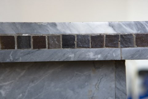 Tesselles incrustées dans la tranche de la tablette. © Région Bourgogne-Franche-Comté, Inventaire du patrimoine