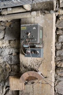 Aile sud, garage du directeur : ancien chargeur de batterie. © Région Bourgogne-Franche-Comté, Inventaire du patrimoine Aile sud, garage du directeur : ancien chargeur de batterie. © Région Bourgogne-Franche-Comté, Inventaire du patrimoine