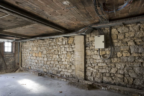 Aile sud, garage du directeur : maçonnerie de moellons et hourdis de briques. © Région Bourgogne-Franche-Comté, Inventaire du patrimoine Aile sud, garage du directeur : maçonnerie de moellons et hourdis de briques. © Région Bourgogne-Franche-Comté, Inventaire du patrimoine