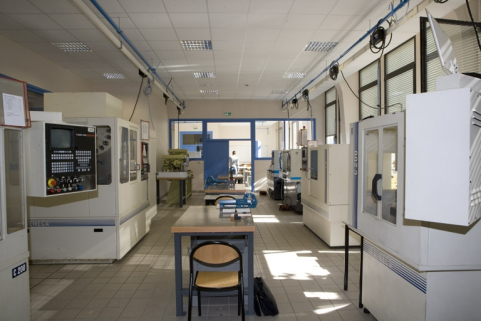 Au fond, l'atelier 140 construction. © Région Bourgogne-Franche-Comté, Inventaire du patrimoine Au fond, l'atelier 140 construction. © Région Bourgogne-Franche-Comté, Inventaire du patrimoine