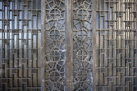Porte centrale : motifs décoratifs à la jonction des vantaux (vue horizontale). © Région Bourgogne-Franche-Comté, Inventaire du patrimoine