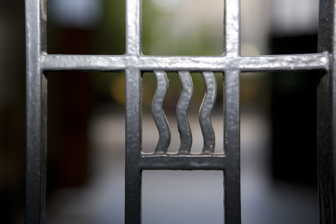 Porte à deux vantaux dans le passage couvert : détail du motif ondé. © Région Bourgogne-Franche-Comté, Inventaire du patrimoine