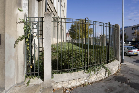 Clôture, près de l'entrée de l'Institut de Chronométrie. © Région Bourgogne-Franche-Comté, Inventaire du patrimoine