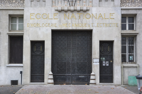 Corps d'entrée : portail et inscription. © Région Franche-Comté, Inventaire du patrimoine, ADAGP, 2009 Corps d'entrée : portail et inscription. © Région Franche-Comté, Inventaire du patrimoine, ADAGP, 2009