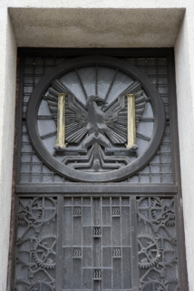 Porte latérale gauche : armoiries de Besançon. Les armoiries sont inversées : par souci de symétrie avec l'autre porte latérale, l'aigle regarde vers la droite. © Région Bourgogne-Franche-Comté, Inventaire du patrimoine
