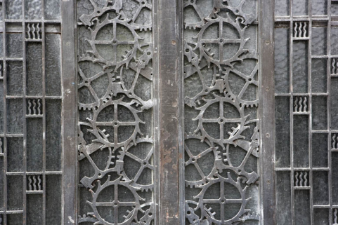 Porte centrale : motifs décoratifs à la jonction des vantaux (détail). © Région Bourgogne-Franche-Comté, Inventaire du patrimoine