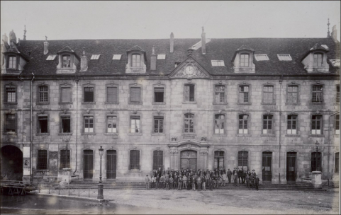 Année scolaire 1898-1899. Bâtiment - Personnel - Elèves. © Région Bourgogne-Franche-Comté, Inventaire du patrimoine Année scolaire 1898-1899. Bâtiment - Personnel - Elèves. © Région Bourgogne-Franche-Comté, Inventaire du patrimoine