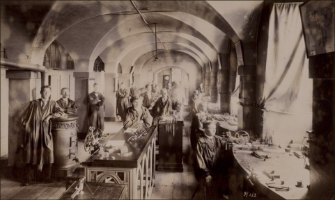 Année scolaire 1898-1899. Classes d'échappements, finissages, repassages. © Région Bourgogne-Franche-Comté, Inventaire du patrimoine Année scolaire 1898-1899. Classes d'échappements, finissages, repassages. © Région Bourgogne-Franche-Comté, Inventaire du patrimoine