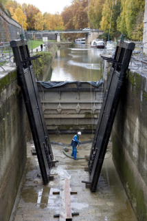 Remise en place des portes, 15 novembre 2009 : nettoyage du radier près de la porte aval. © Région Bourgogne-Franche-Comté, Inventaire du patrimoine