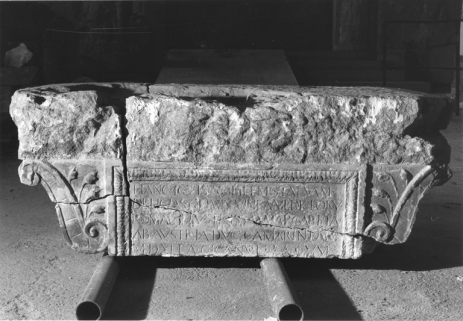 Détail de la console supportant à l'origine le buste de Jupiter, avec l' inscription en latin : de face. © Région Bourgogne-Franche-Comté, Inventaire du Patrimoine Détail de la console supportant à l'origine le buste de Jupiter, avec l' inscription en latin : de face. © Région Bourgogne-Franche-Comté, Inventaire du Patrimoine