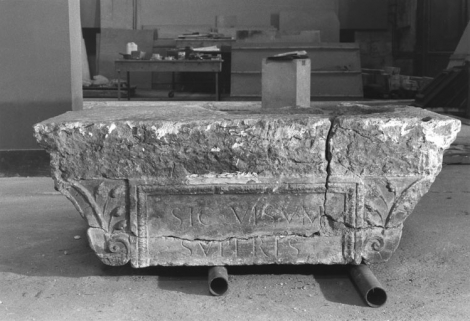 Détail de la console supportant à l'origine le buste de Jupiter, avec la devise des Granvelle : de face. © Région Bourgogne-Franche-Comté, Inventaire du Patrimoine Détail de la console supportant à l'origine le buste de Jupiter, avec la devise des Granvelle : de face. © Région Bourgogne-Franche-Comté, Inventaire du Patrimoine