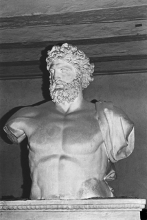 Copie en plâtre du buste de Jupiter qui sommait la fontaine. © Région Bourgogne-Franche-Comté, Inventaire du Patrimoine Copie en plâtre du buste de Jupiter qui sommait la fontaine. © Région Bourgogne-Franche-Comté, Inventaire du Patrimoine