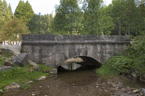 Pont sur la Jougnena (n°4), vue depuis l'aval. © Région Bourgogne-Franche-Comté, Inventaire du patrimoine