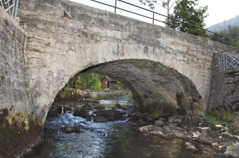 Pont sur la Jougnena (n°13), vue depuis l'aval. © Région Bourgogne-Franche-Comté, Inventaire du patrimoine