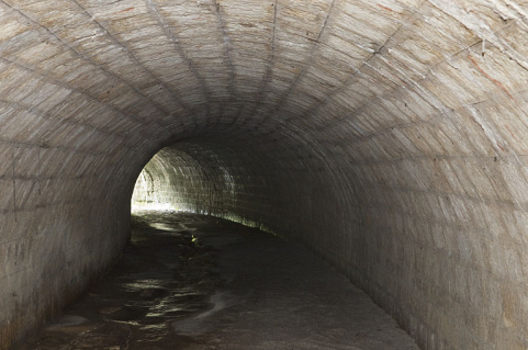 Intérieur du pont, aqueduc du Vaubillon (n°6) en direction de La Ferrière. © Région Bourgogne-Franche-Comté, Inventaire du patrimoine