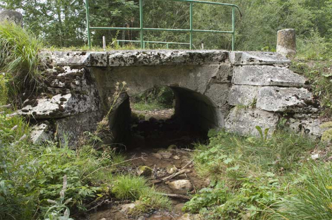 Pont du ruisseau de la Goulette ( n°18), vue depuis l'amont. © Région Bourgogne-Franche-Comté, Inventaire du patrimoine