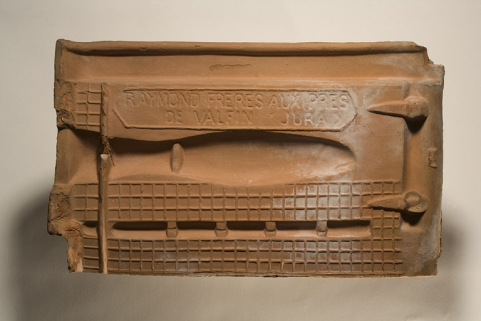 Face inférieure avec marque du fabricant. © Région Bourgogne-Franche-Comté, Inventaire du patrimoine