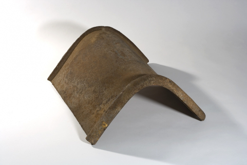 Tuile faîtière : face supérieure. © Région Bourgogne-Franche-Comté, Inventaire du patrimoine