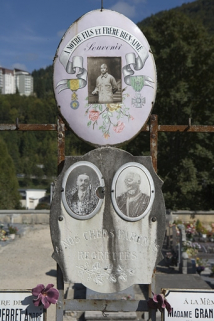 Deux des six plaques émaillées de la stèle. © Région Bourgogne-Franche-Comté, Inventaire du patrimoine