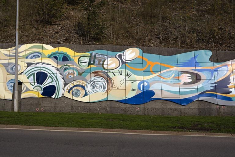 Emaillerie : oeuvre murale au long de la R.N. 5, détail : engrenages, cadran d'horloge, lunettes et panneau. © Région Bourgogne-Franche-Comté, Inventaire du patrimoine Emaillerie : oeuvre murale au long de la R.N. 5, détail : engrenages, cadran d'horloge, lunettes et panneau. © Région Bourgogne-Franche-Comté, Inventaire du patrimoine