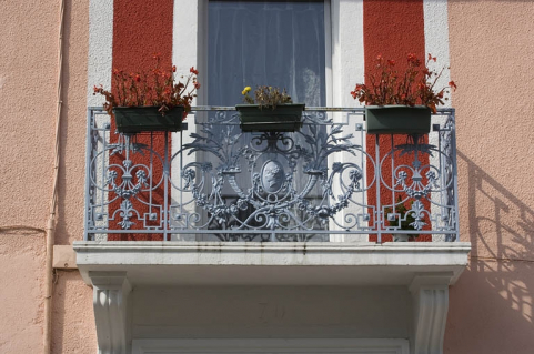 Balcon du premier étage, surmontant la porte d'entrée. © Région Bourgogne-Franche-Comté, Inventaire du patrimoine