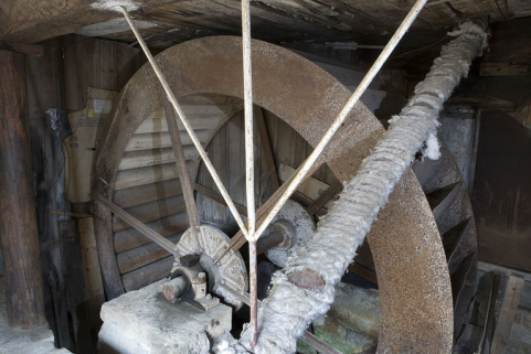 Roue hydraulique verticale, depuis l'amont. © Région Bourgogne-Franche-Comté, Inventaire du patrimoine