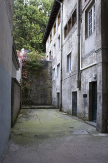 Cour, ancien atelier et mur de soutènement. © Région Bourgogne-Franche-Comté, Inventaire du patrimoine Cour, ancien atelier et mur de soutènement. © Région Bourgogne-Franche-Comté, Inventaire du patrimoine