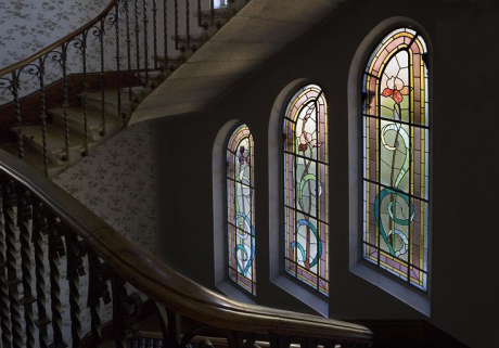 Cage d'escalier et vitraux, au premier étage. © Région Bourgogne-Franche-Comté, Inventaire du patrimoine